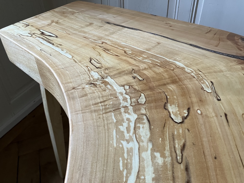 Wiederum zeigt sich eine richtig wilde Maserierung auf dem Weidenholz, so wie ich es liebe.